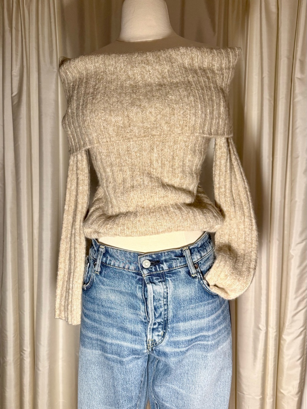 Soft Abercrombie & Fitch Off-Shoulder Ribbed Cream Sweater
